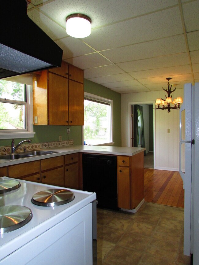 Foto del edificio - Beautiful Home with a Garage and Partially Fenced Yard