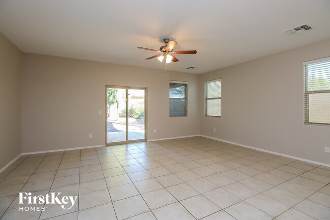 Foto del edificio - 4742 E Pearl Rd