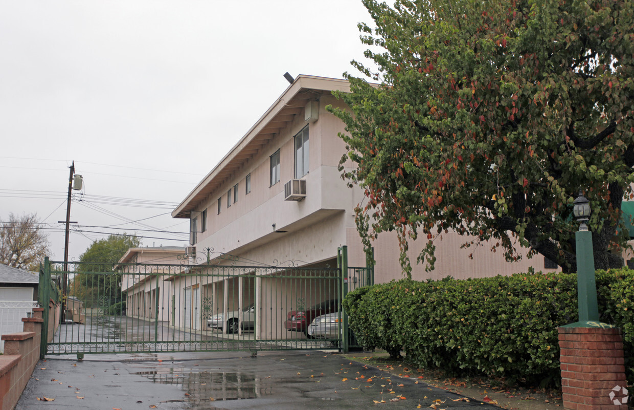 Building Photo - Courtyard Villas