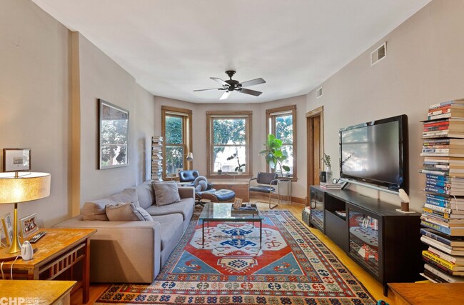 Living room - 2241 W Walton St