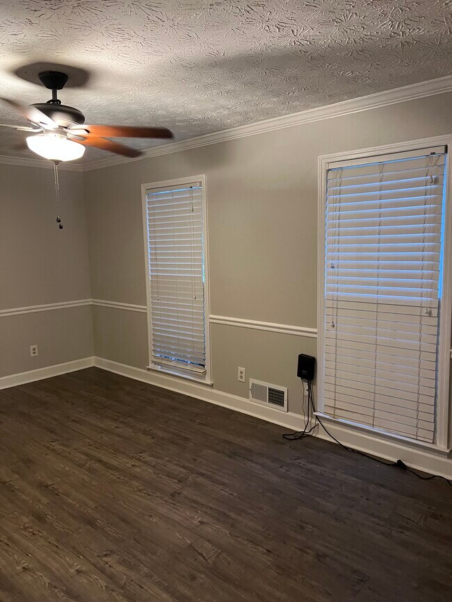 Building Photo - 1105 Sweetwater Cir