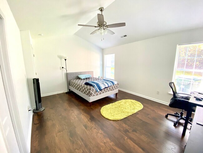 Building Photo - 5515 Laurel Grove Ln