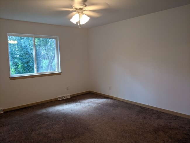 Master bedroom - 823 Thompson Dr