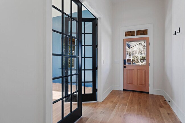Building Photo - 206 Linden Ave
