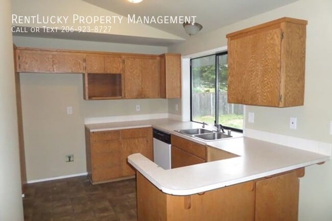 Building Photo - Great 3 Bedroom Duplex with Attached Garag...
