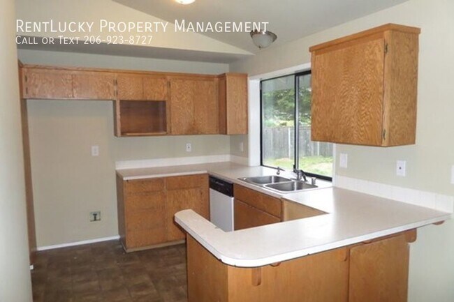 Foto del edificio - Great 3 Bedroom Duplex with Attached Garag...
