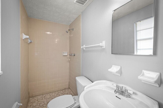 Foto del edificio - Timuquana 3BR/2BA Solid Brick Home w/ Flex Space & Private Yard