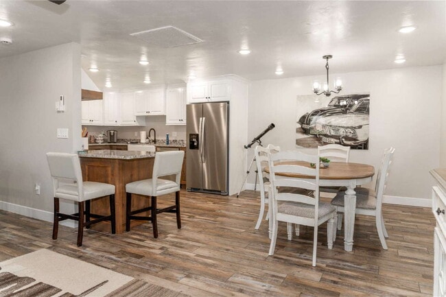 Building Photo - 451 W 200 S