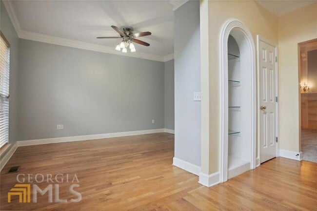 Building Photo - 9412 Parkwood Ave