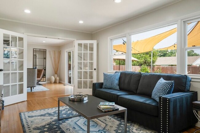 Building Photo - Southern Hills Stunner!