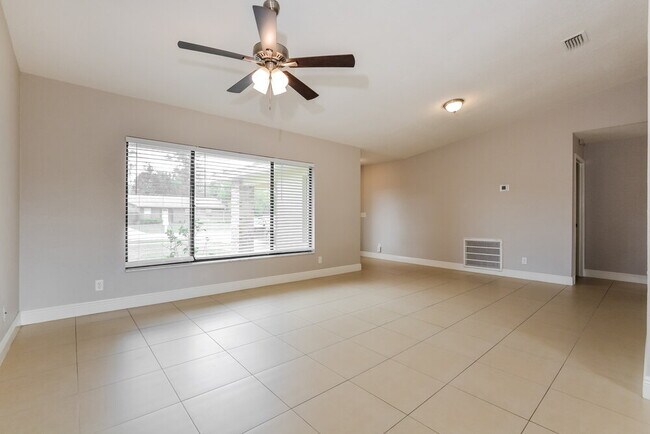 Foto del edificio - 8431 Alveron Ave