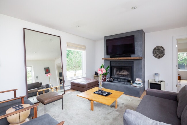 Foto del edificio - 1043 Springs Fireplace Rd