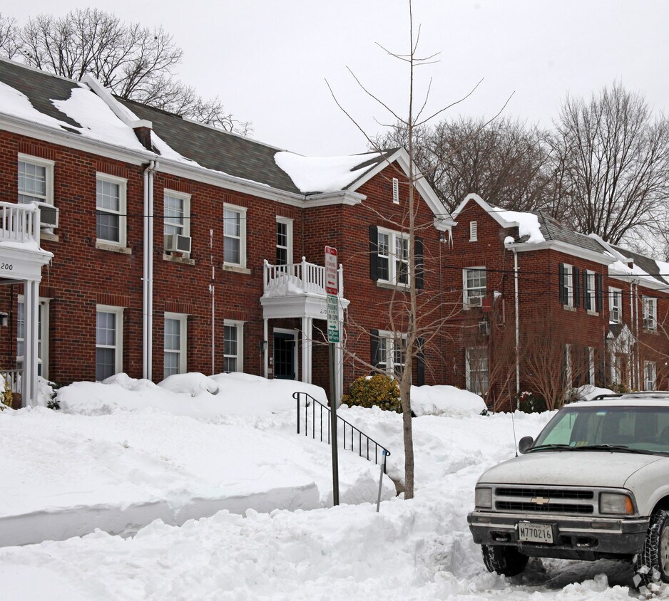 Foto del edificio - 2204 40th Pl NW