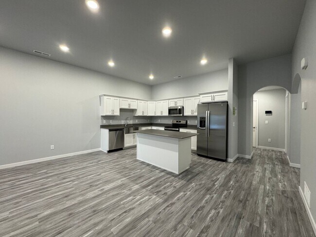 Building Photo - 2 Bed | 2 Bath | 3 Stall Garage | Patio Tw...