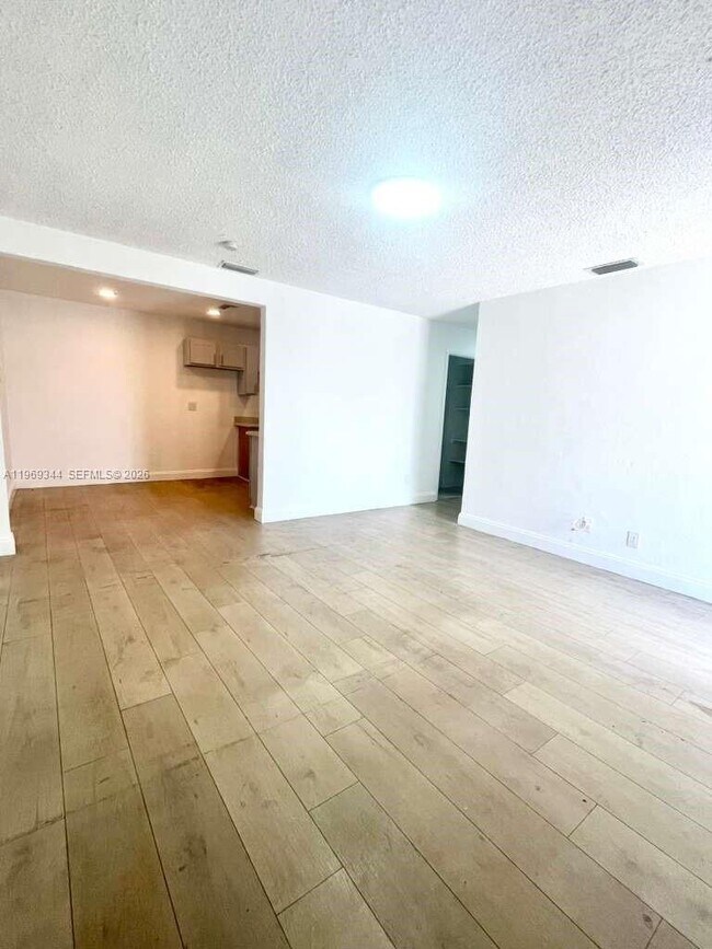 Building Photo - 4924 SW 44th Ave