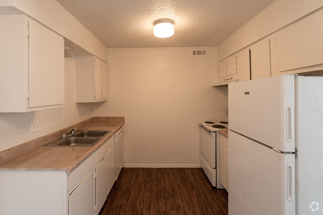 2BR, 1BA 872SF - Highland Park