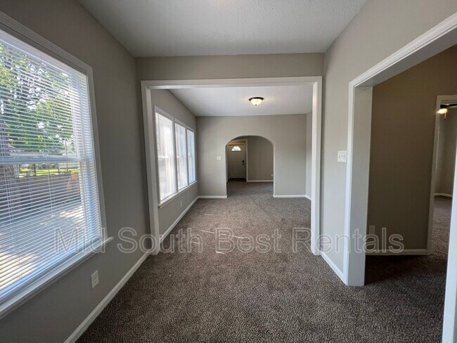 Foto del edificio - 2592 Larose Ave