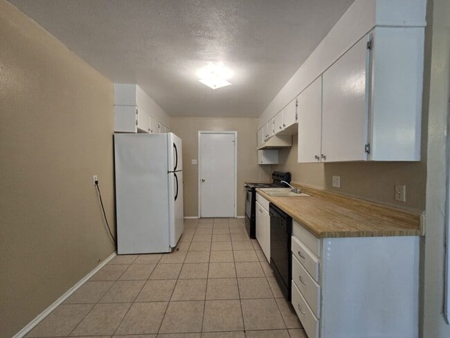 Building Photo - 606 Westview Cir