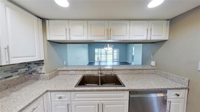 Foto del edificio - 6495 Shoreline Dr