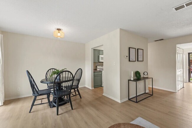 Foto del edificio - 968 Greenwood Trail W Dr