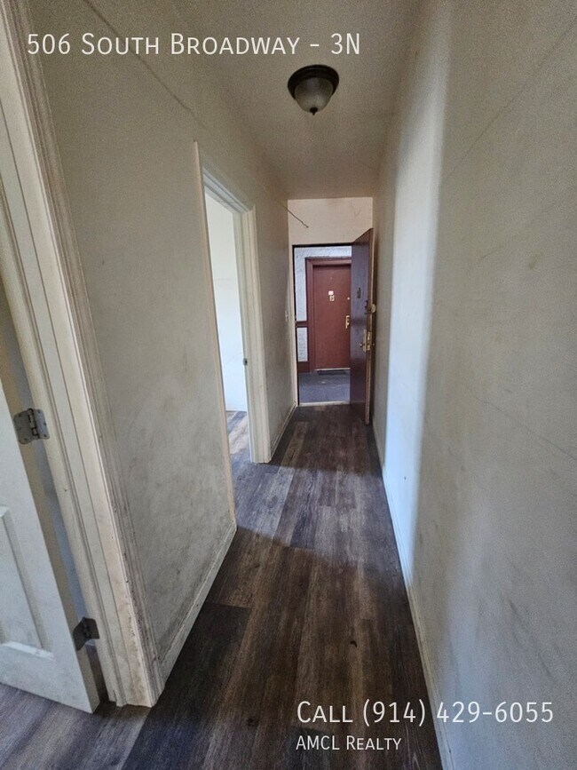 Building Photo - 506 S Broadway