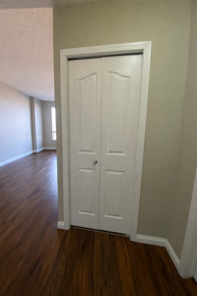 Building Photo - 1 bedroom condo for rent – Vantage Pointe | Beltline – Available April 1