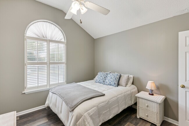 Foto del edificio - 111 Thompson Cove Rd