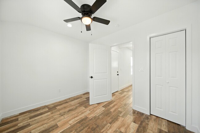 Foto del edificio - 521 1/2 W 78th 2nd floor Left Side Unit