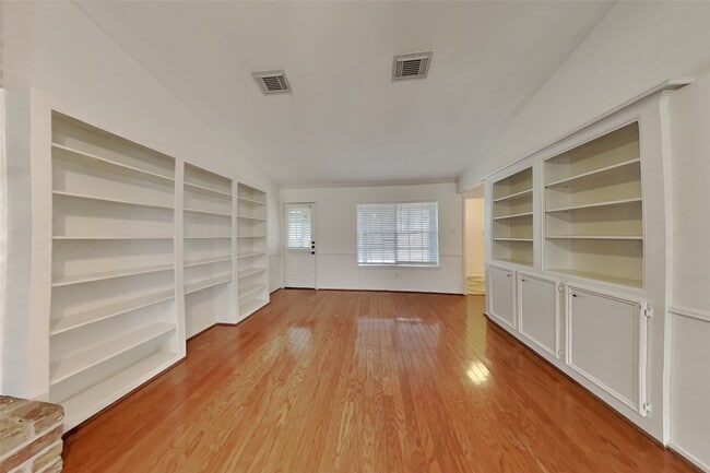 Foto del edificio - 2137 Parkdale Dr