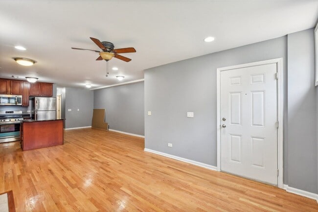 Building Photo - 3 bedroom 2 bath garden unit with laundry ...