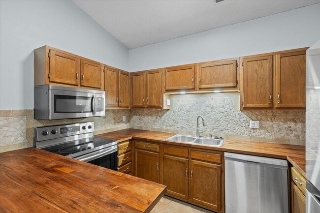 Foto del edificio - This beautifully maintained 2-bedroom, 2-b...