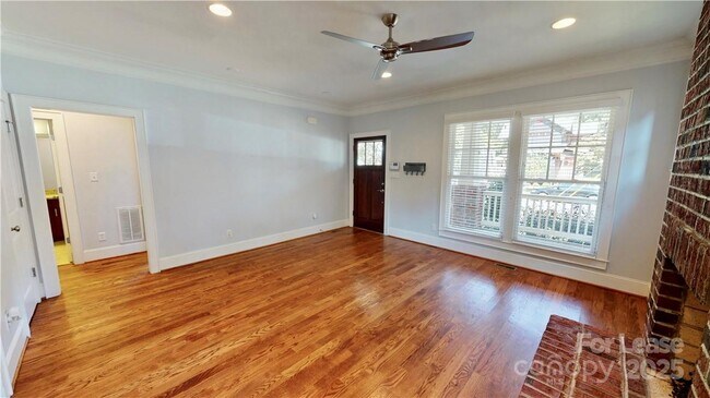 Foto del edificio - 2213 Roslyn Ave