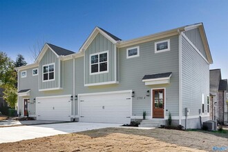 Building Photo - 2700 Woodview Dr SE