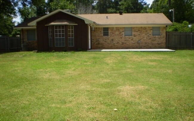 Foto del edificio - SOUTHERN HILLS. 3/2 NICE BRICK HOME W/FENC...