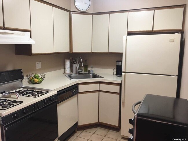 Foto del edificio - 66-17-66242 242nd St