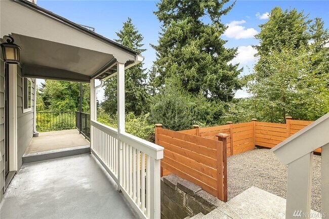 Foto del edificio - 12334 Sand Point Way NE