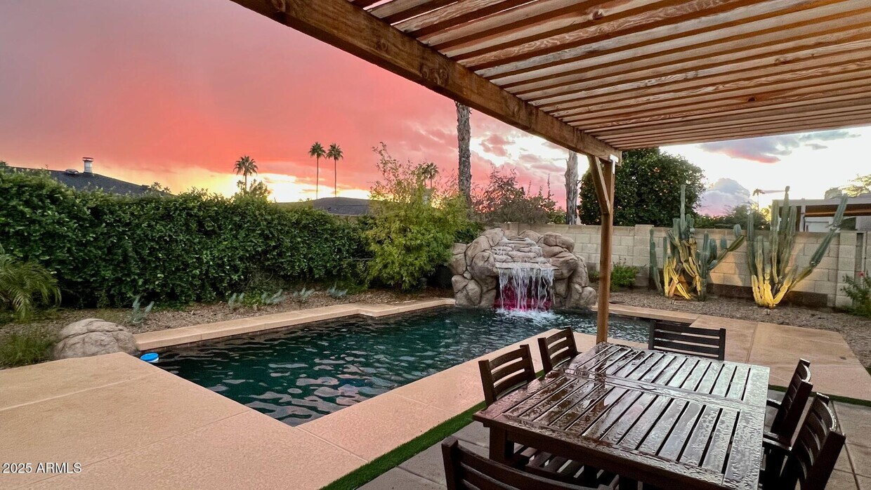 Foto del edificio - 6725 E Kelton Ln