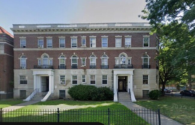 Building Photo - 928 Asylum Ave