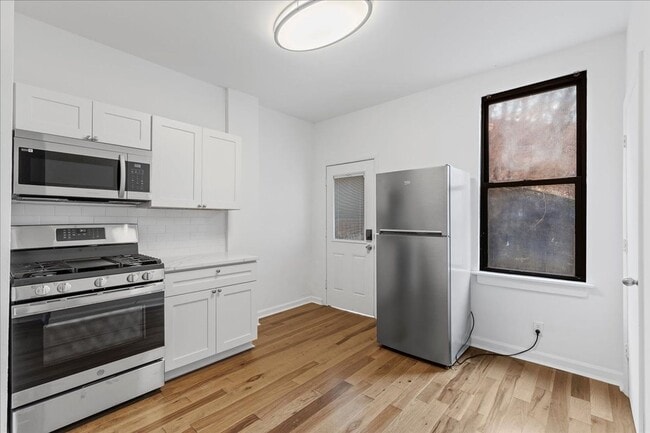 Building Photo - The B Street Flats – Modern Living in Pitt...