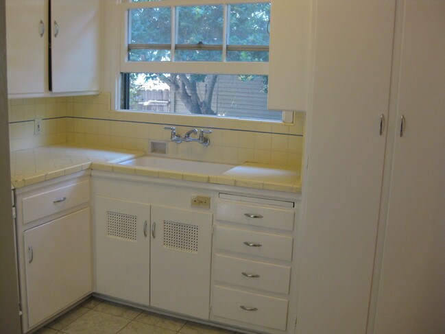 Building Photo - 1726 La Senda Pl