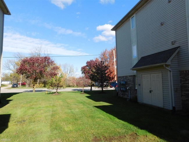 Foto del edificio - 3 br, 2 bath Condo - 857 Brandon Ave 857B