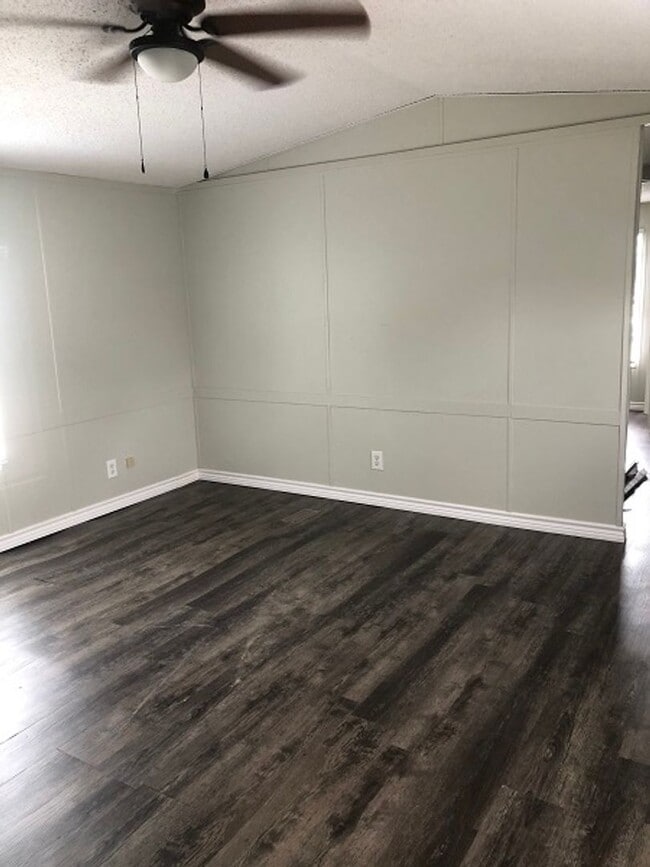 Building Photo - Single-wide Mobile Home