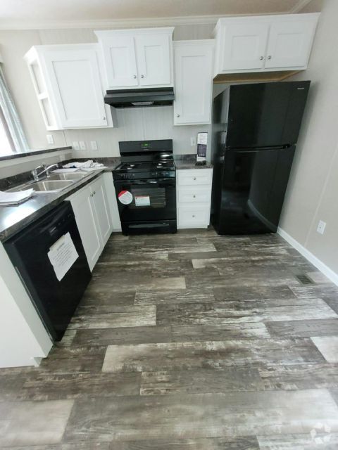Building Photo - 658 Sound Ave