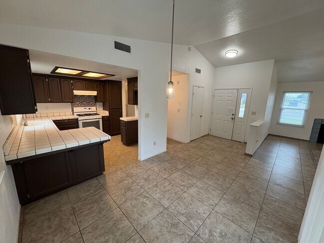 Foto del edificio - Charming home with Pool in Tulare Rent Ready!