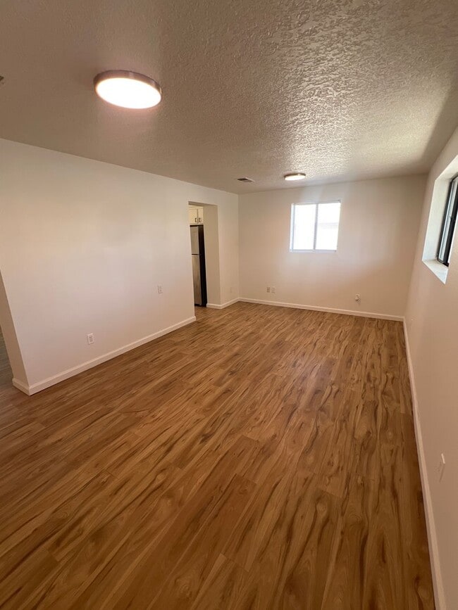 Building Photo - Sweet 3 Bedroom one and a half bathrooms L...