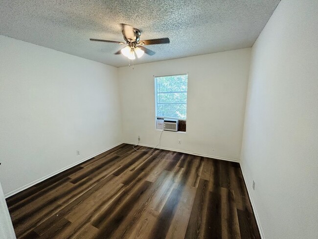 Building Photo - Remodeled 2/1 duplex with central air and ...