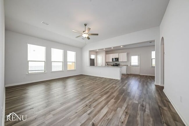 Building Photo - 2041 Hialeah Dr