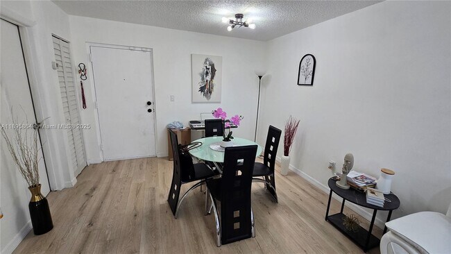 Foto del edificio - 9400 W Flagler St