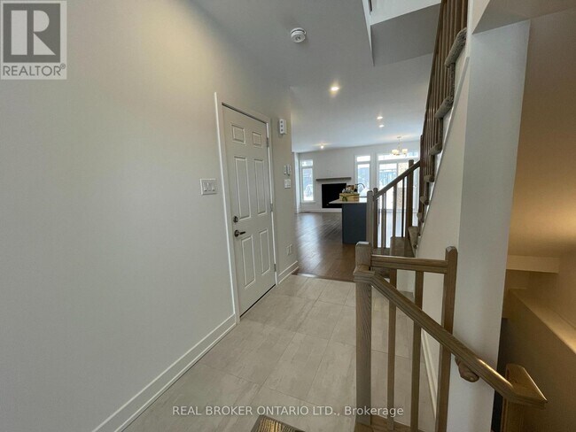 Building Photo - 882 Solarium Ave