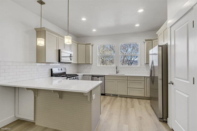 Building Photo - 3 br, 2.5 bath Townhome - 409 North 360 We...